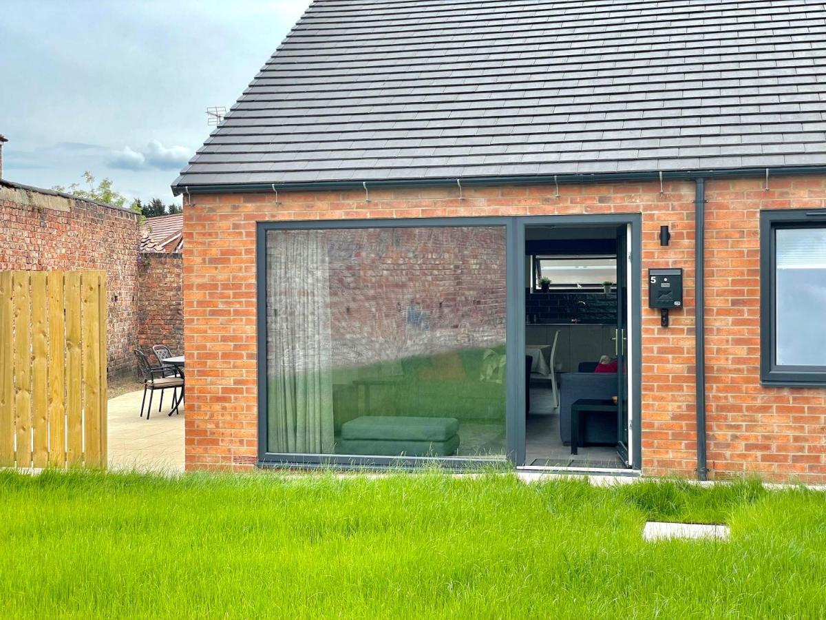 Garden View - 2 Bedroom Bungalow York Exterior photo